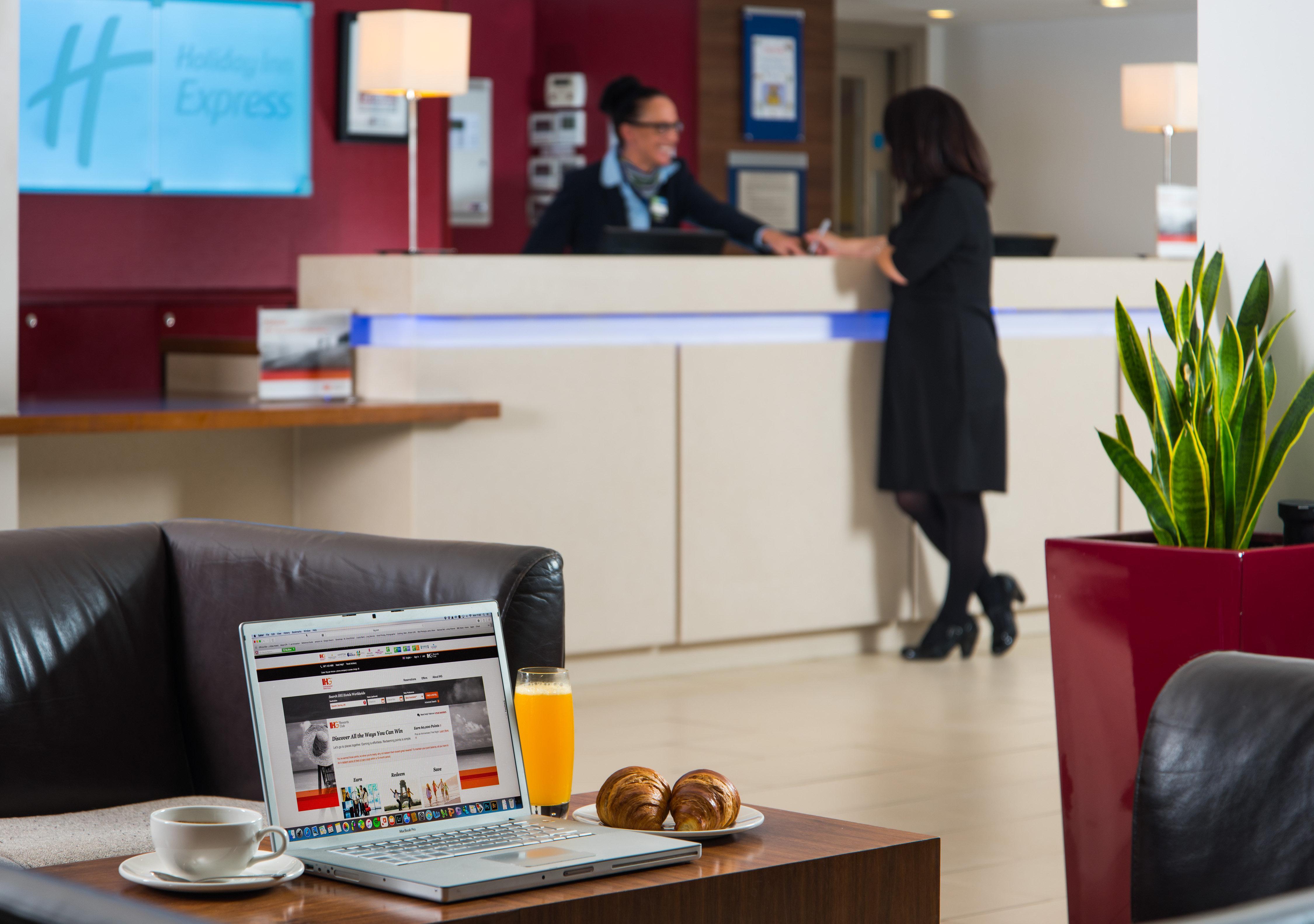 Holiday Inn Express Northampton - South By Ihg מראה חיצוני תמונה