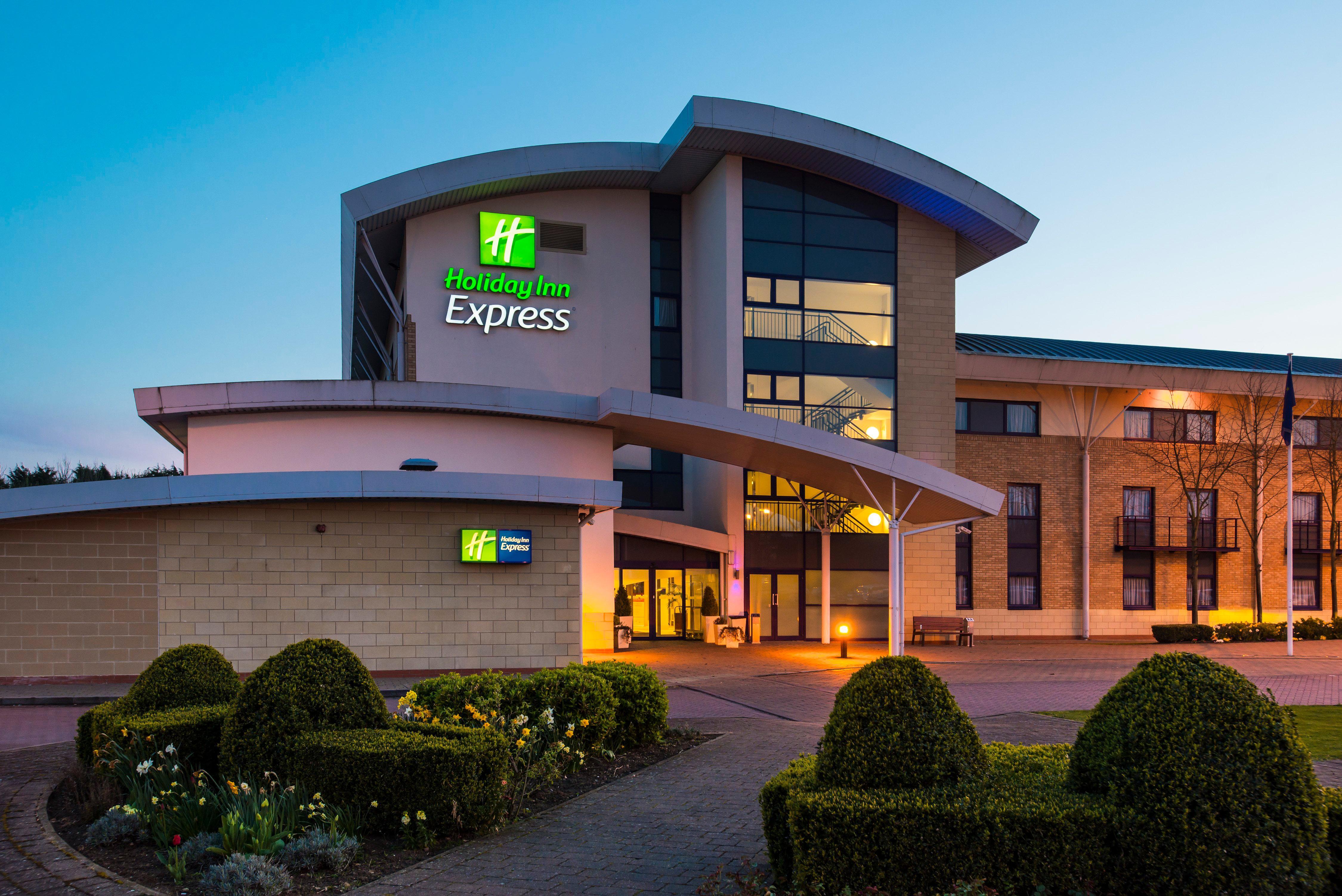 Holiday Inn Express Northampton - South By Ihg מראה חיצוני תמונה