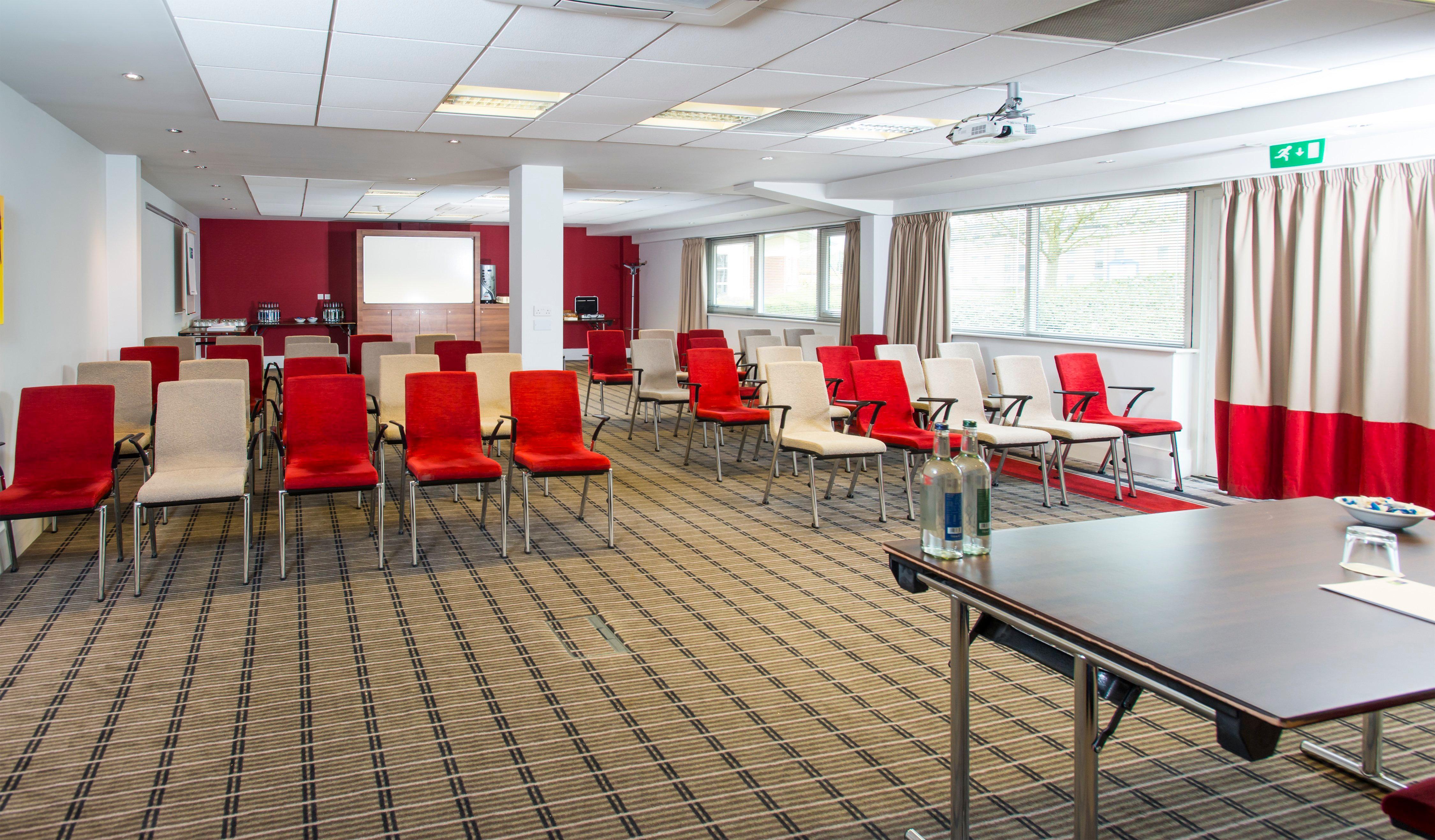 Holiday Inn Express Northampton - South By Ihg מראה חיצוני תמונה