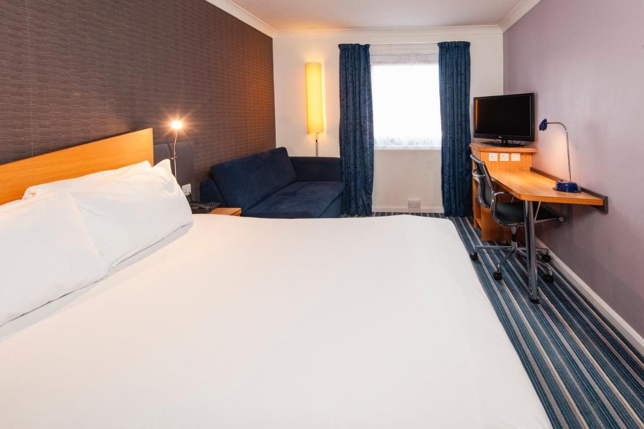 Holiday Inn Express Northampton - South By Ihg מראה חיצוני תמונה