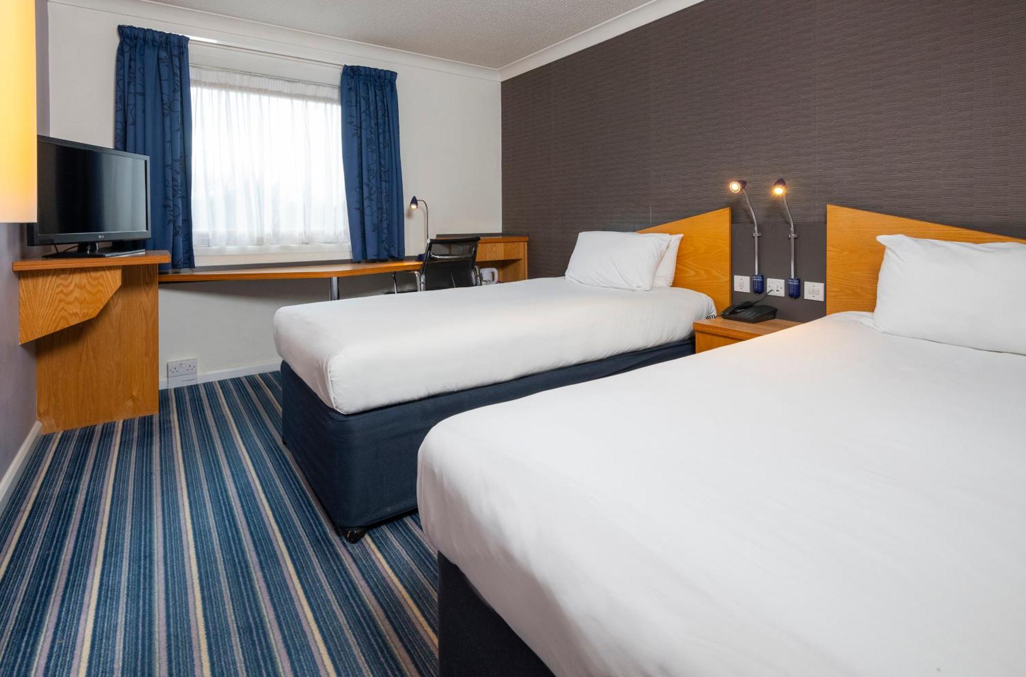 Holiday Inn Express Northampton - South By Ihg מראה חיצוני תמונה