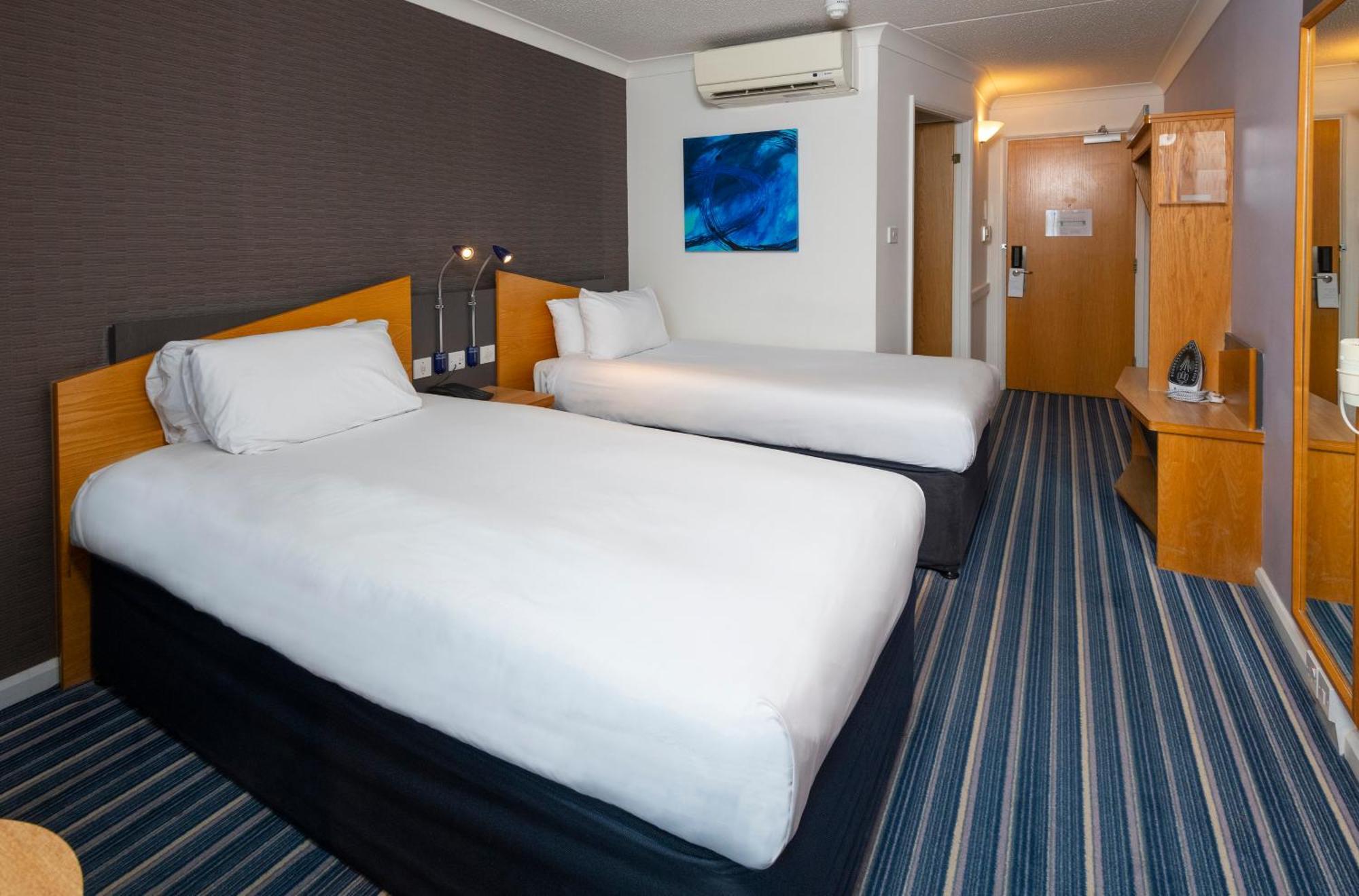Holiday Inn Express Northampton - South By Ihg מראה חיצוני תמונה