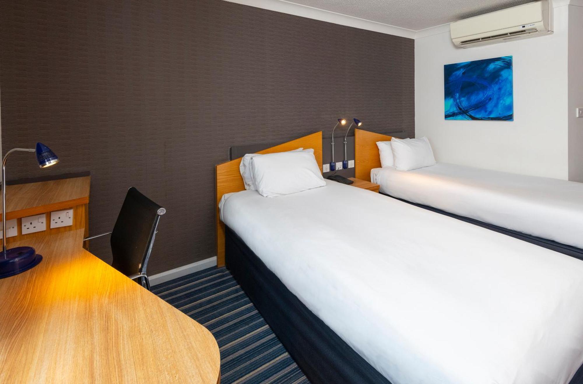 Holiday Inn Express Northampton - South By Ihg מראה חיצוני תמונה