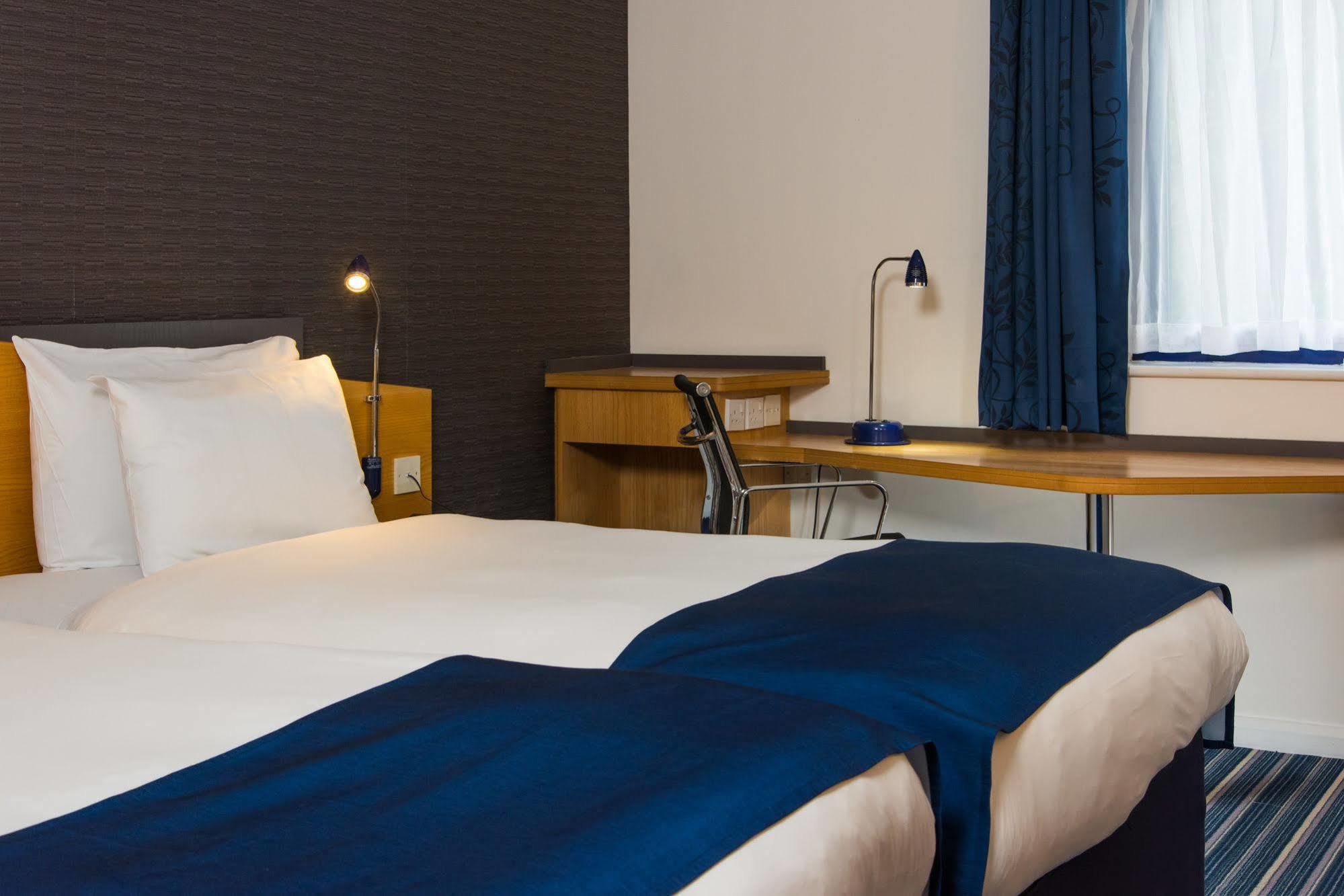 Holiday Inn Express Northampton - South By Ihg מראה חיצוני תמונה
